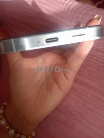 Nouveau téléphone et petite rayure sur l'appareil photo, zoom - 2
