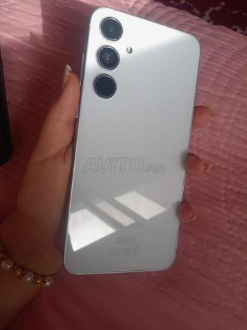 Nouveau téléphone et petite rayure sur l'appareil photo, zoom