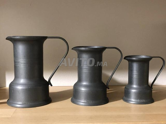 Lot de 3 pichets de mesure anciens en étain signé.