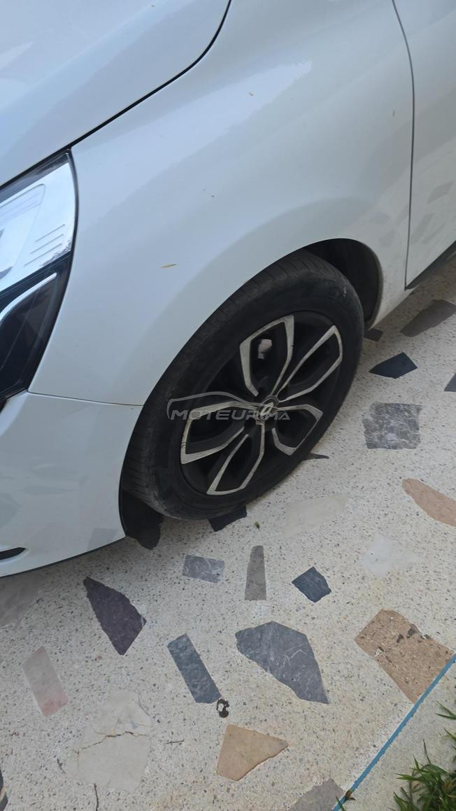 belle voiture blanche