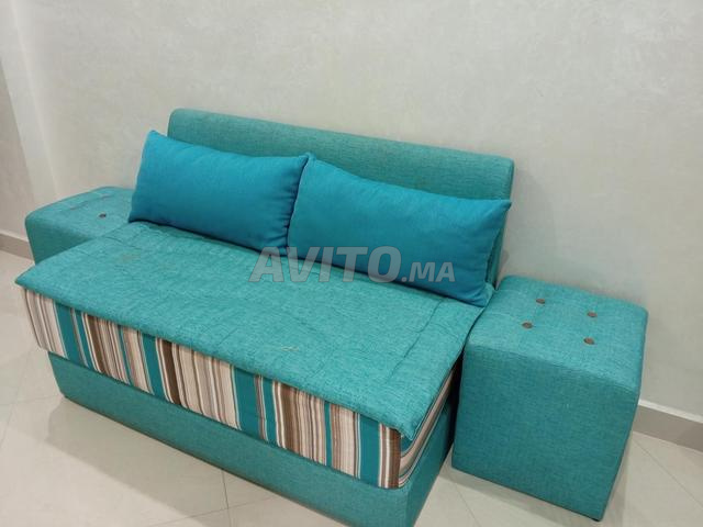 Canapé avec deux poufs