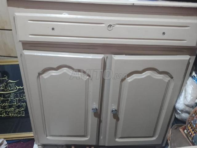 Table de chevet et coiffeuse et armoire à vendre - 2