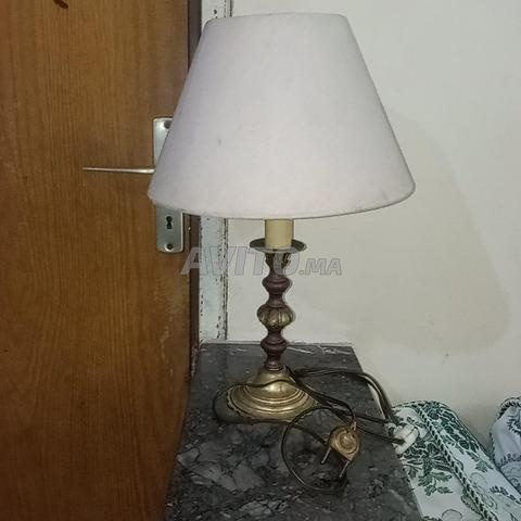 Abajour classique avec pied et câble en cuivre pour les amateurs de style ancien