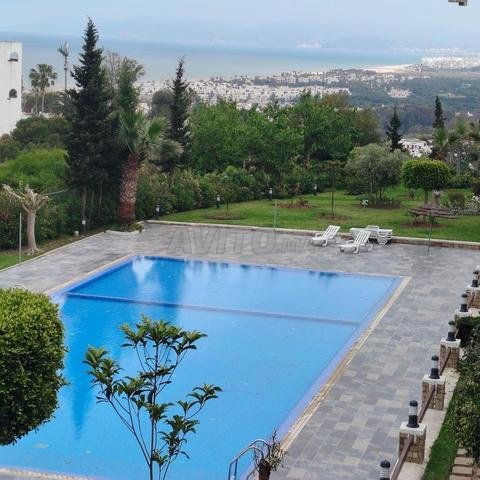 إطلالة على البحر والمسبح