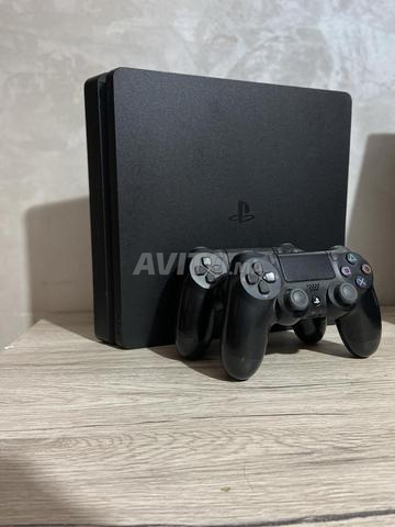 PS4 bon état avec deux manettes...