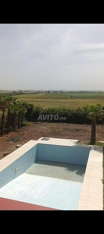 Terrain avec villa et piscine à la campagne