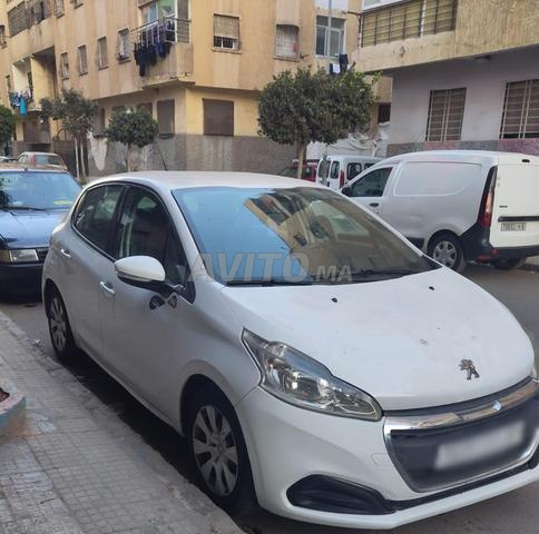 Peugeot 208 modèle 2016 en très bon état