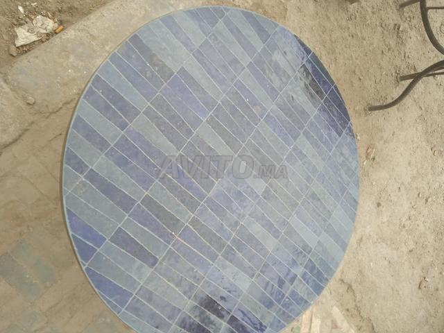 Table décorée avec du zellige fassi, fait main