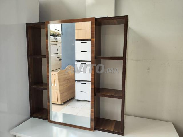 Grand miroir au design élégant en forme de fenêtre