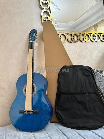 Guitare classique marque Sonata couleur bleu