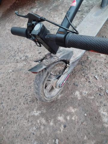 Trottinette électrique en marche sans chargeur - 2