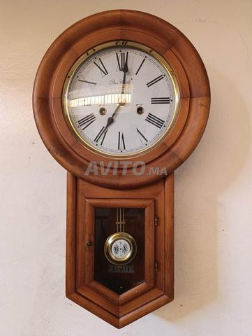 Horloge mécanique élégante, pièce de collection très pure et fonctionne bien.