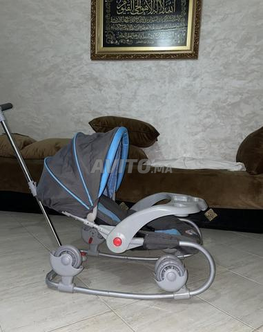 مقعد أطفال بعجلات ومقبض دفع عربة أطفال جديدة لم تستخدم أبداً