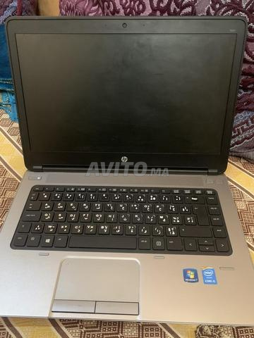 PC portable avec câble de charge