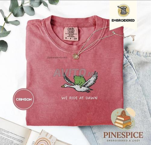 T-shirt "We Ride at Dawn" tendance 2026 - 2