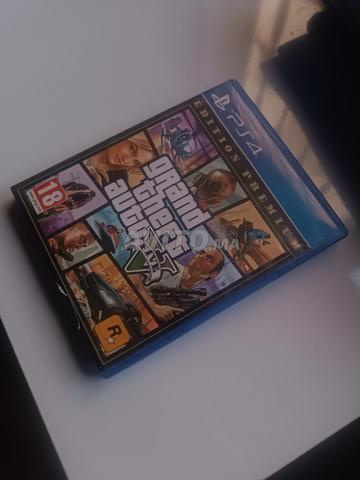 Playstation 4 avec 2 manettes et jeu GTA 5 sur disque. Bon état.