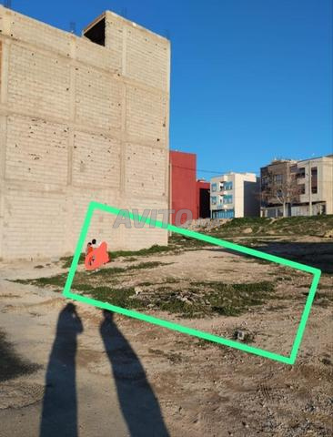 Terrain résidentiel à deux façades, titré et enregistré, net