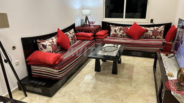 Salon en bois complet avec table et coffre d’angle