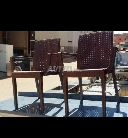 Chaises neuves et robustes