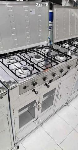 Grand four à gaz 5 feux, design moderne