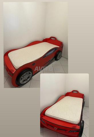 Lit enfant voiture et matelas neuf