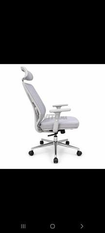 Chaise de haute qualité adaptée aux longues assises