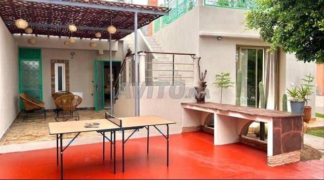 Villa avec piscine et terrain de basket