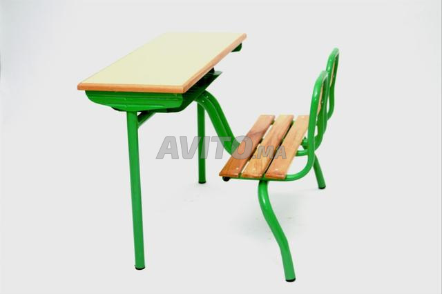 Table pour deux étudiants/vestiaire