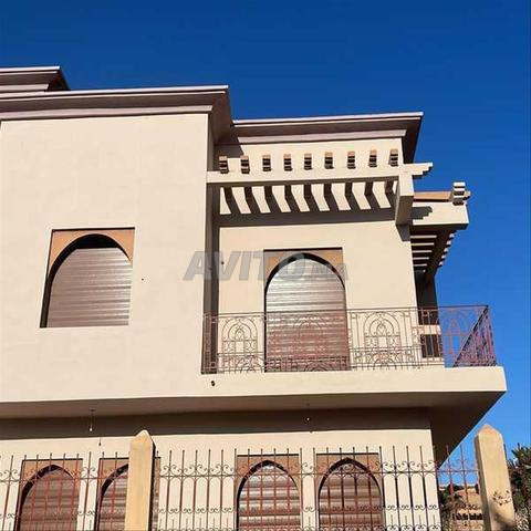 81063-بيع فيلا في مراكش عزوزية بمساحة 301 متر مربع
