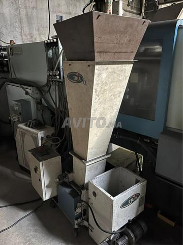 Presse à injecter le plastique SANDRETTO - 2