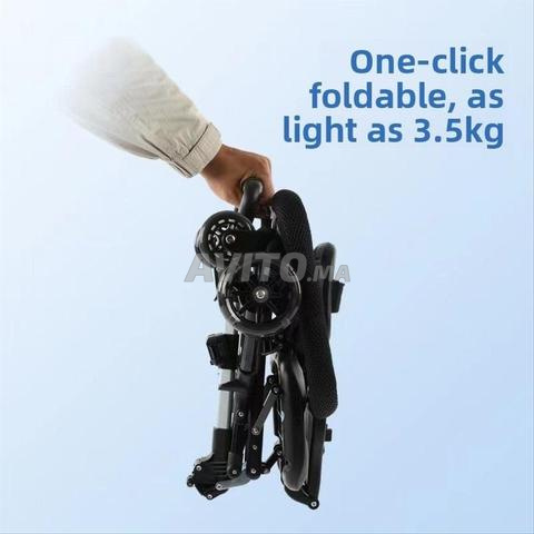 Poussette bébé pliable avec protection solaire intégrée. - 2