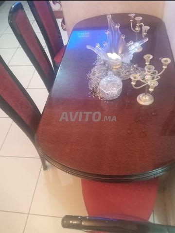 Table moderne grande avec chaises