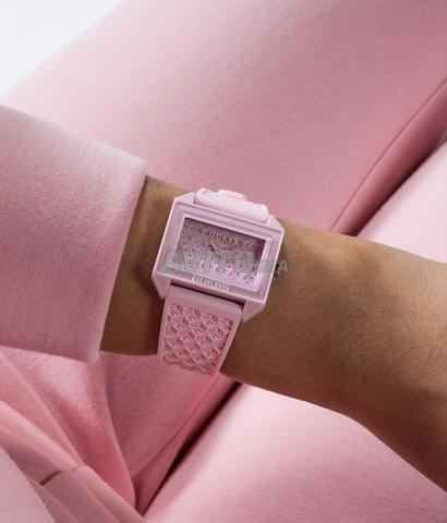 ساعة GUESS وردية عصرية للنساء GW0677L2 - 2