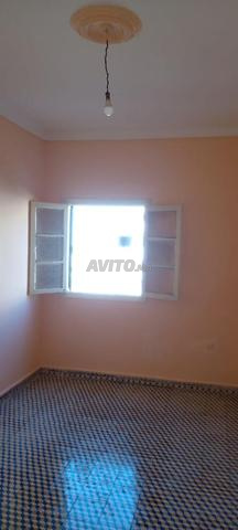 Chambre, cuisine, toilettes et balcon.