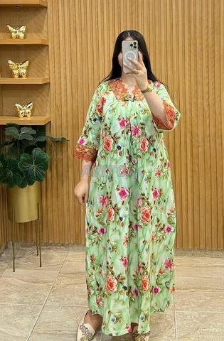 Robe d'été légère en fil de satin décoré et de haute qualité