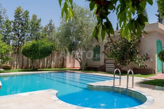Villa avec piscine et terrain de basket