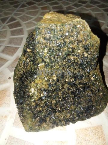 Gros spécimen brut de cristal de quartz noir 2 kg