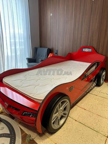 Lit enfant en forme de voiture avec matelas