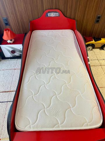 Lit enfant en forme de voiture avec matelas - 2