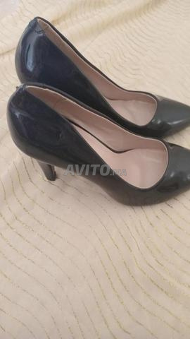 Pour chaussures noires, une taille 38 - 2