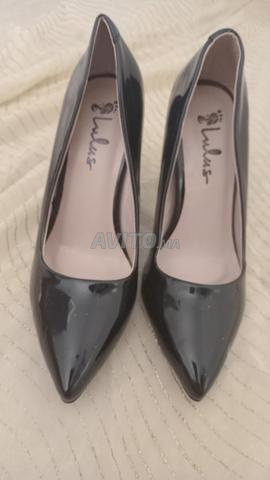 Deux chaussures noires, une taille 40 et l'autre 38