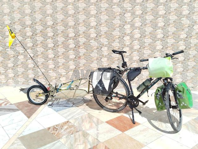 Ensemble vélo voyage remorque prêt à partir