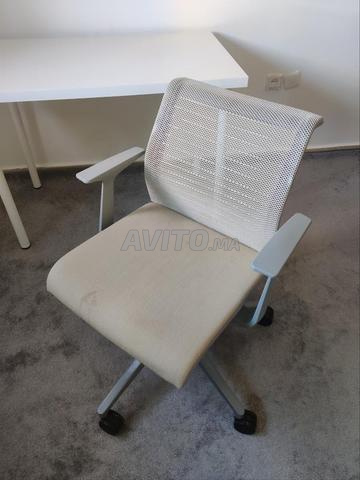 Table IKEA 120cm et chaise de bureau ergonomique - 2
