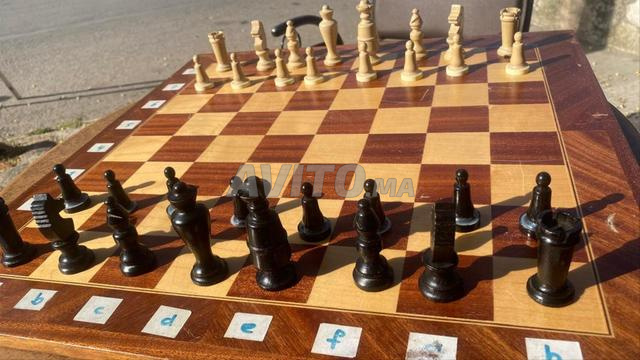 Jeu d'échecs en bois complet (plateau . pièces)