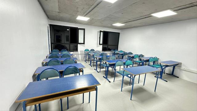 Tables et Chaises de Cours en Très Bon État