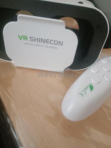Lunettes de réalité virtuelle livrées avec une manette