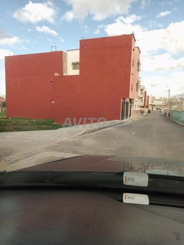 أرض بواجهتين