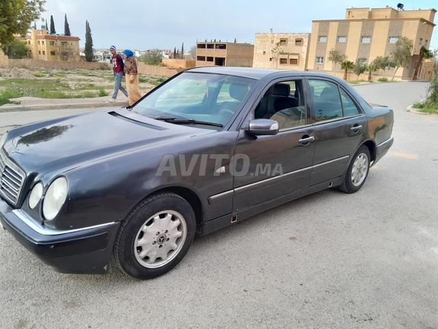 Mercedes 220 très bon état modèle 99 douane 2000