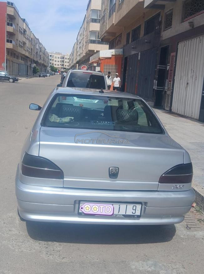 voiture Peugeot en bon état général