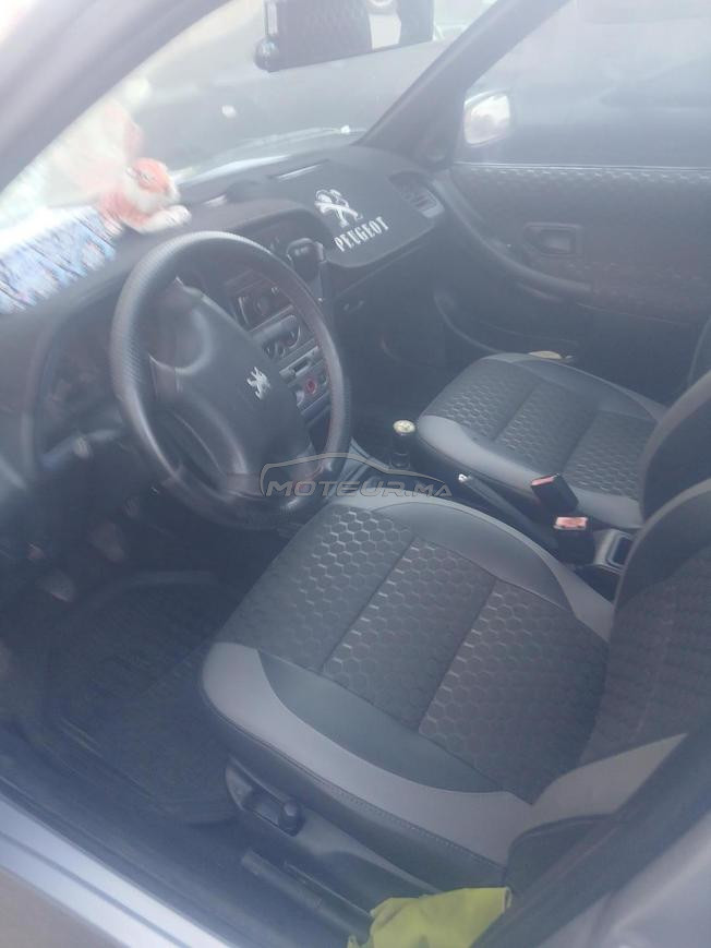 voiture Peugeot en bon état général